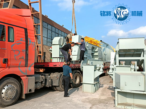南京鱷魚集團(tuán)干粉砂漿生產(chǎn)線裝車中 南京鱷魚集團(tuán)干粉砂漿生產(chǎn)線裝車中