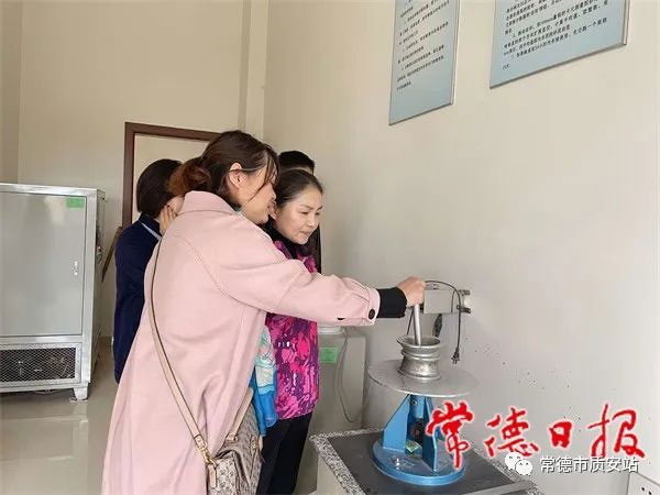 常德市采取“雙隨機、一公開”,抽檢22家預拌砼、預拌砂漿生產企業(yè) 常德市采取“雙隨機、一公開”,抽檢22家預拌砼、預拌砂漿生產企業(yè)